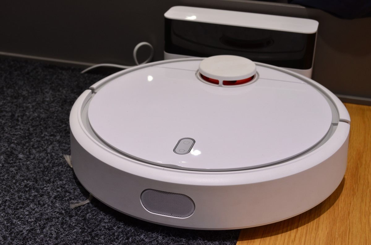 Robot aspirador sobre el suelo de una vivienda